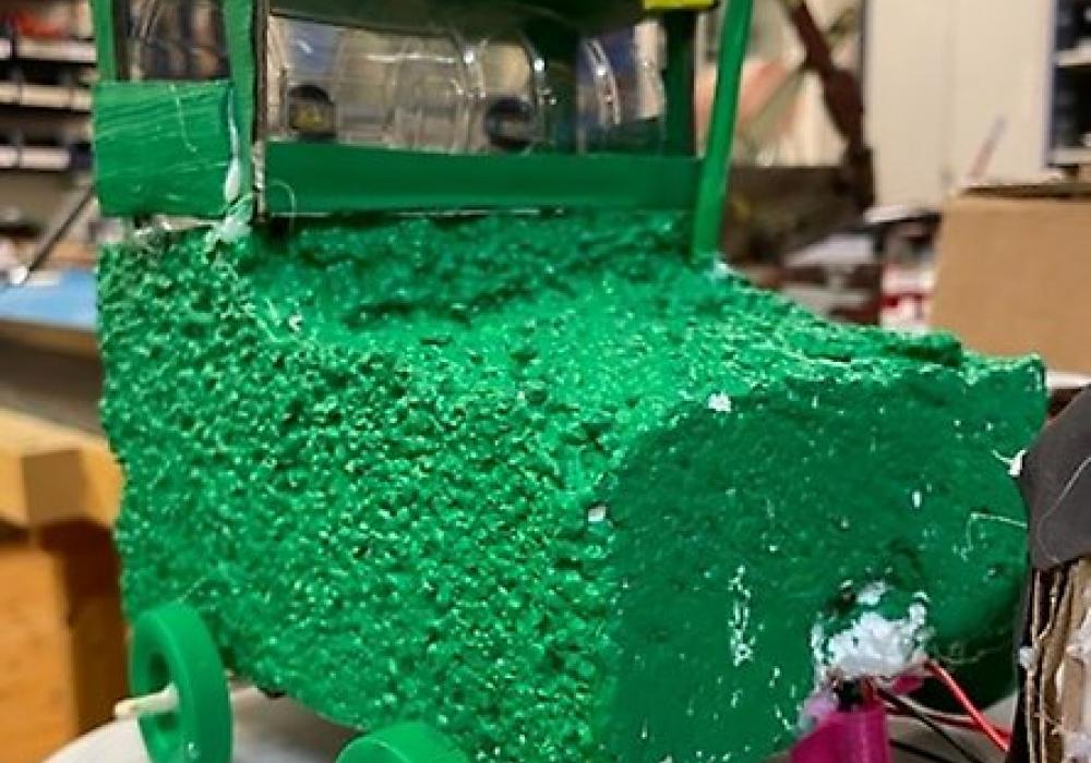 De fantasifulla farkosterna är gjorda av restmaterial. Frågan är - går de att driva med ljus?